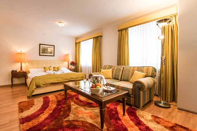 http://posthotel-arosa.ch.tertia.sui-inter.net/uploads/images/rooms_overview/junior_suite1.jpg